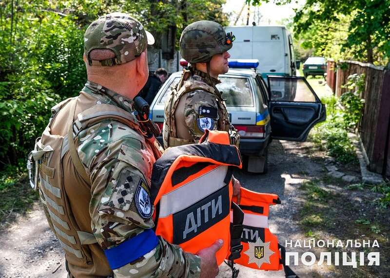Жили біля лінії фронту під постійними обстрілами: з-під Авдіївки евакуювали двох маленьких близнюків. Фото dqxikeidqxidqeant