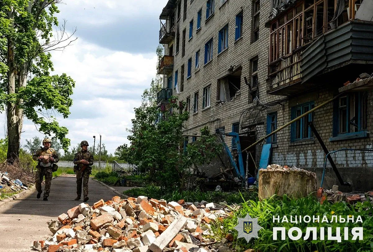 Жили біля лінії фронту під постійними обстрілами: з-під Авдіївки евакуювали двох маленьких близнюків. Фото