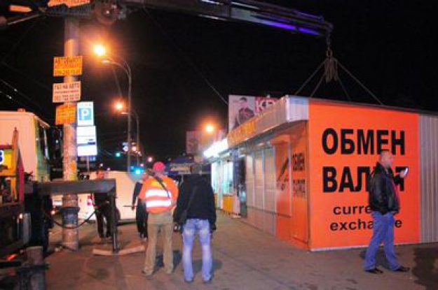 В Киеве произошла драка при демонтаже МАФа (фото) dqxikeidqxidqeant