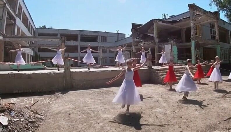 В Харькове станцевали вальс на развалинах разбомбленной РФ школы: щемящее видео