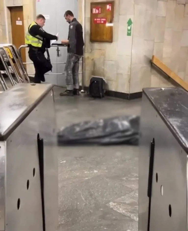 У метро Києва помер чоловік dqxikeidqxidqrant