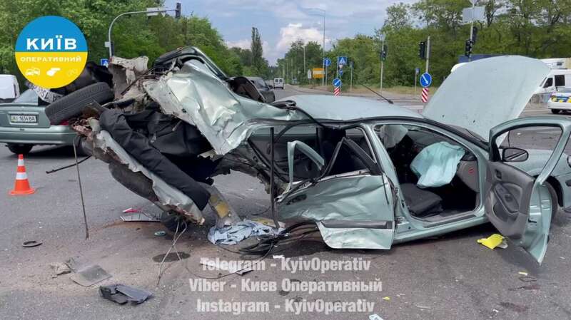 В Киеве в результате ДТП легковушка почти разорвала пополам: есть пострадавшие. Видео