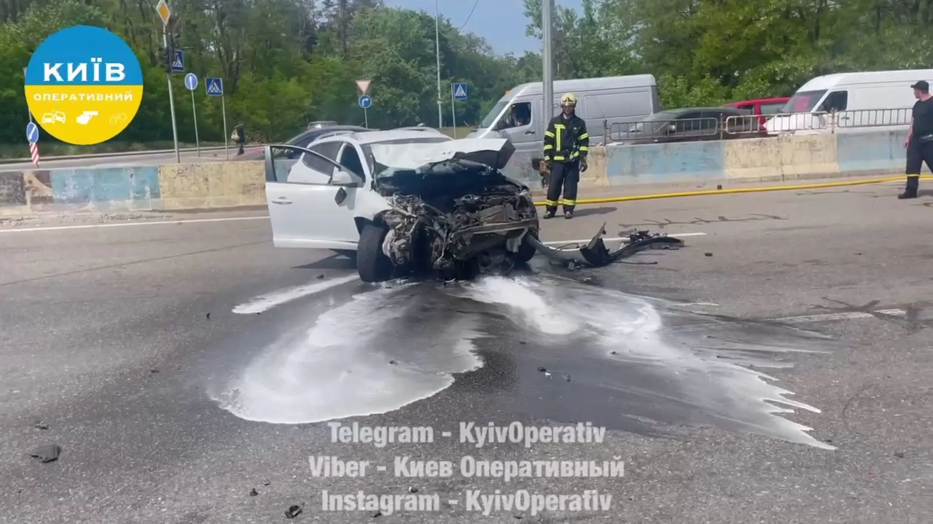 В Киеве в результате ДТП легковушка почти разорвала пополам: есть пострадавшие. Видео