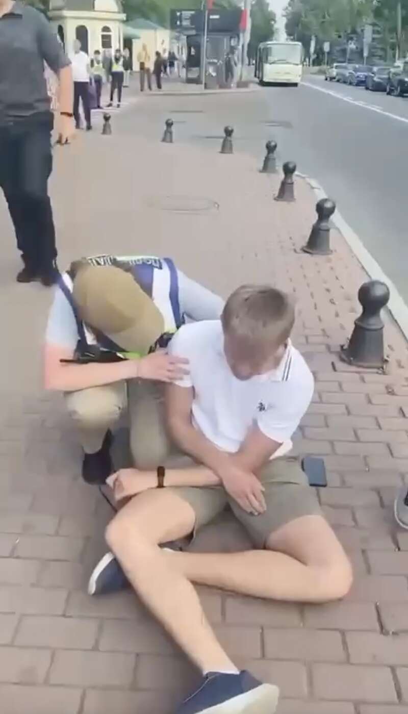 "Тетушки" УПЦ МП избили украинского активиста возле Лавры, вмешалась полиция. Видео dqxikeidqxidqrant