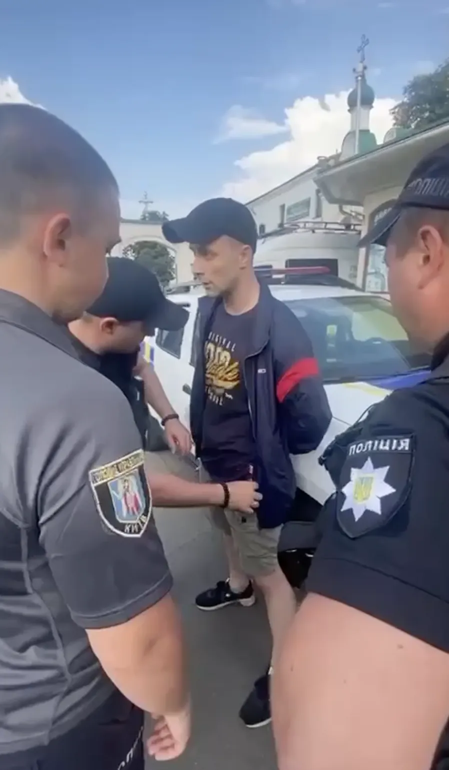 "Тетушки" УПЦ МП избили украинского активиста возле Лавры, вмешалась полиция. Видео