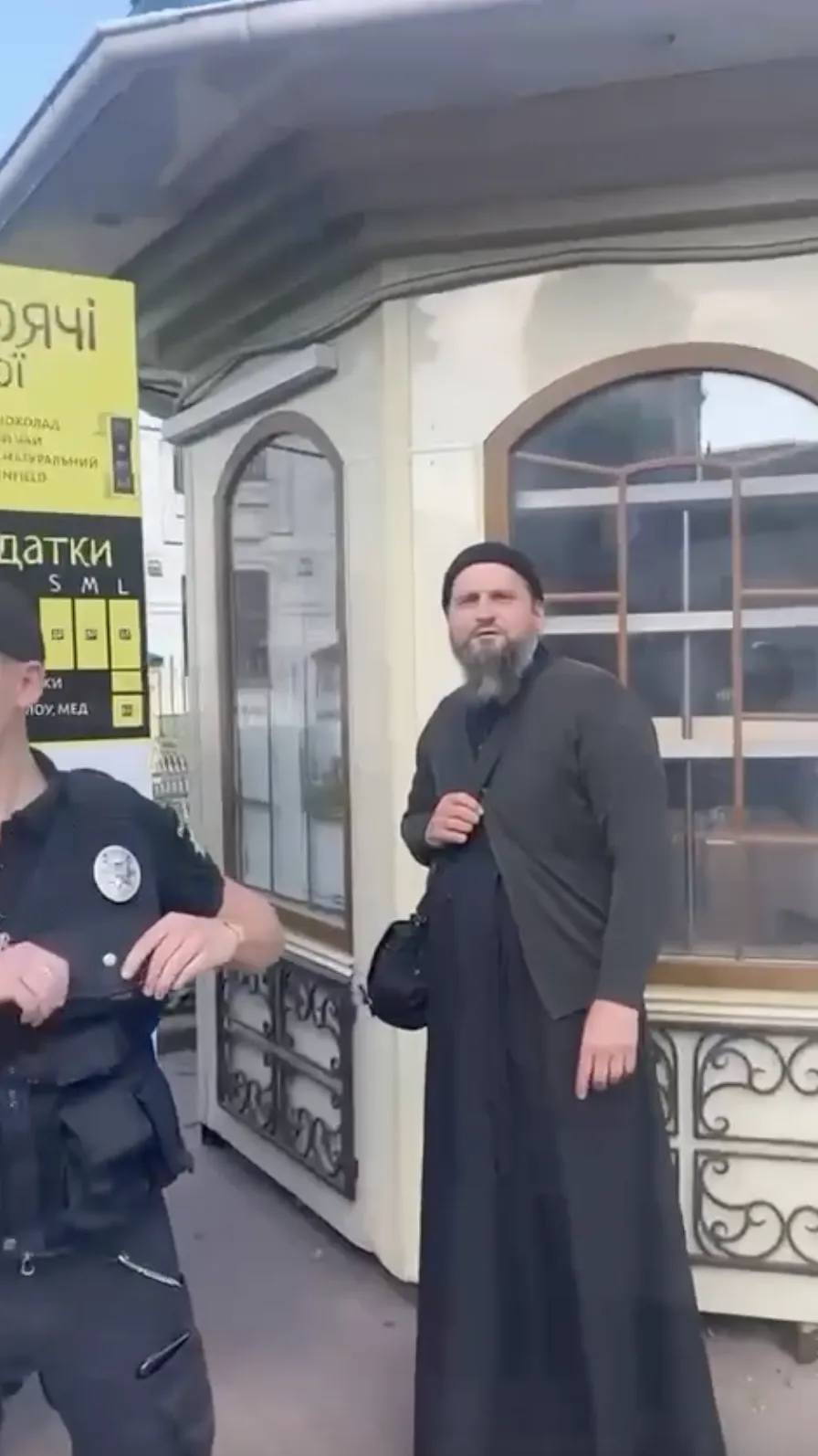 "Тетушки" УПЦ МП избили украинского активиста возле Лавры, вмешалась полиция. Видео