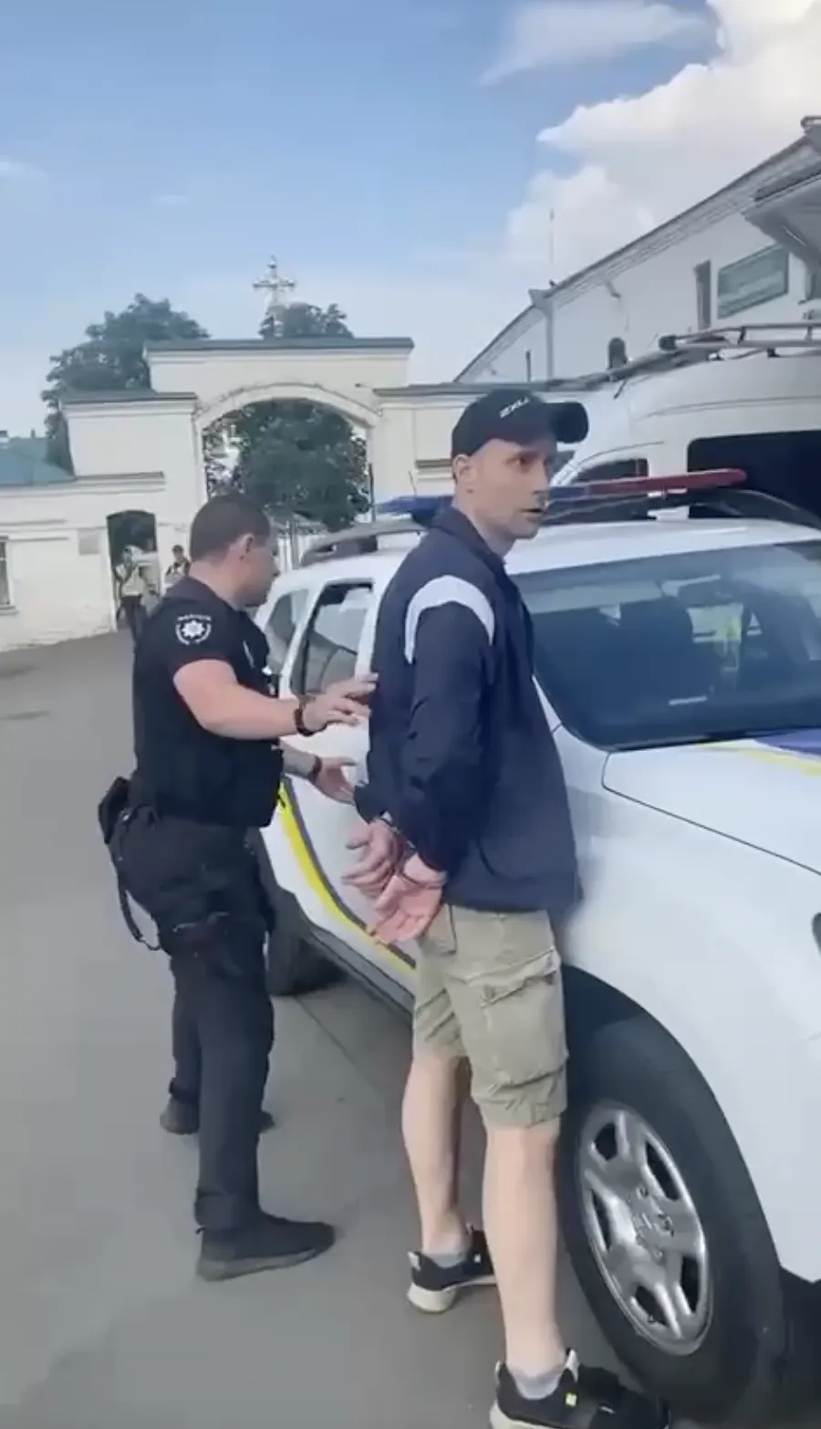 "Тітушки" УПЦ МП побили українського активіста біля Лаври, втрутилась поліція. Відео