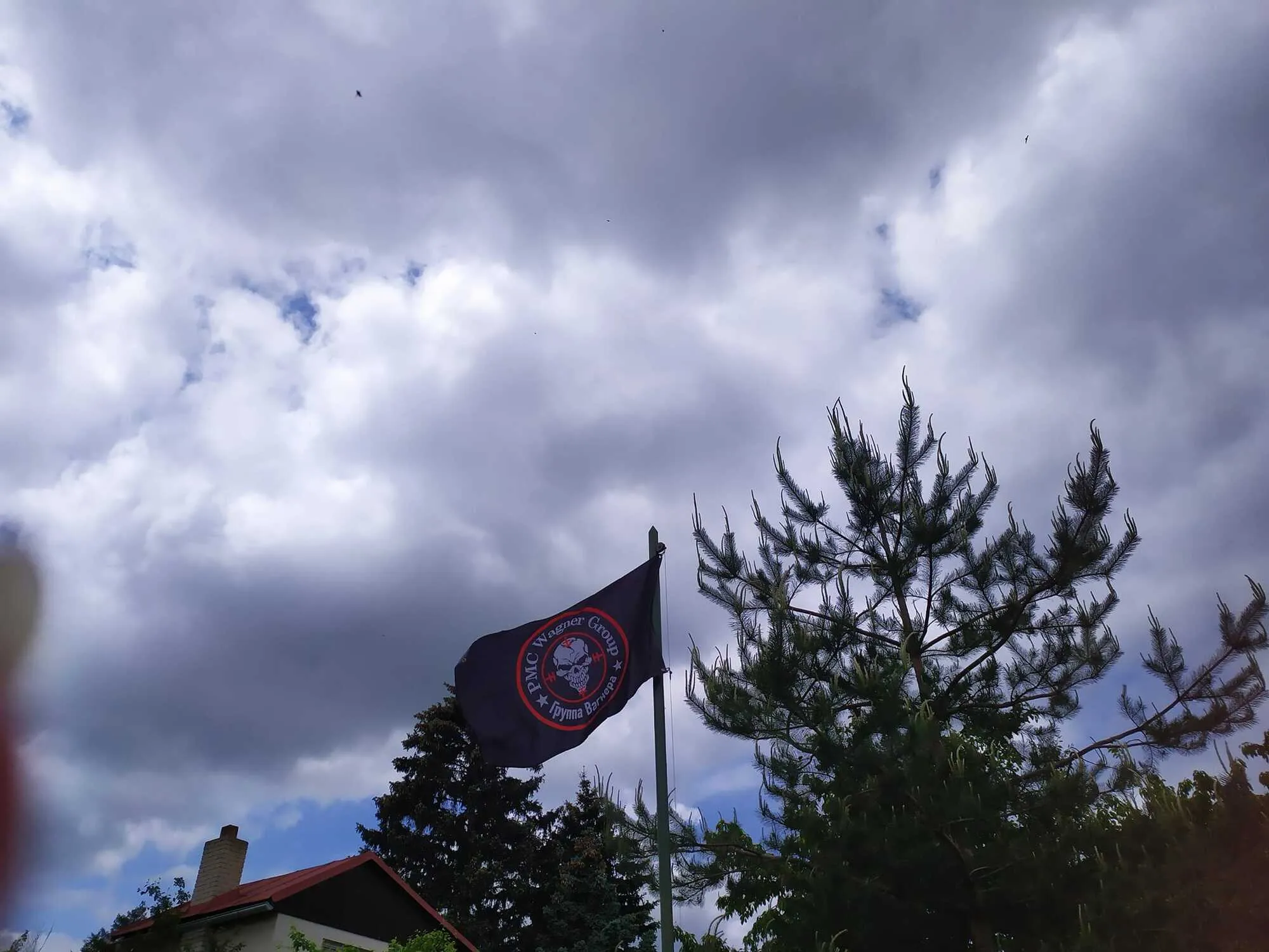 В Чехии женщина подняла флаг ПВК "Вагнер": ею занялась полиция