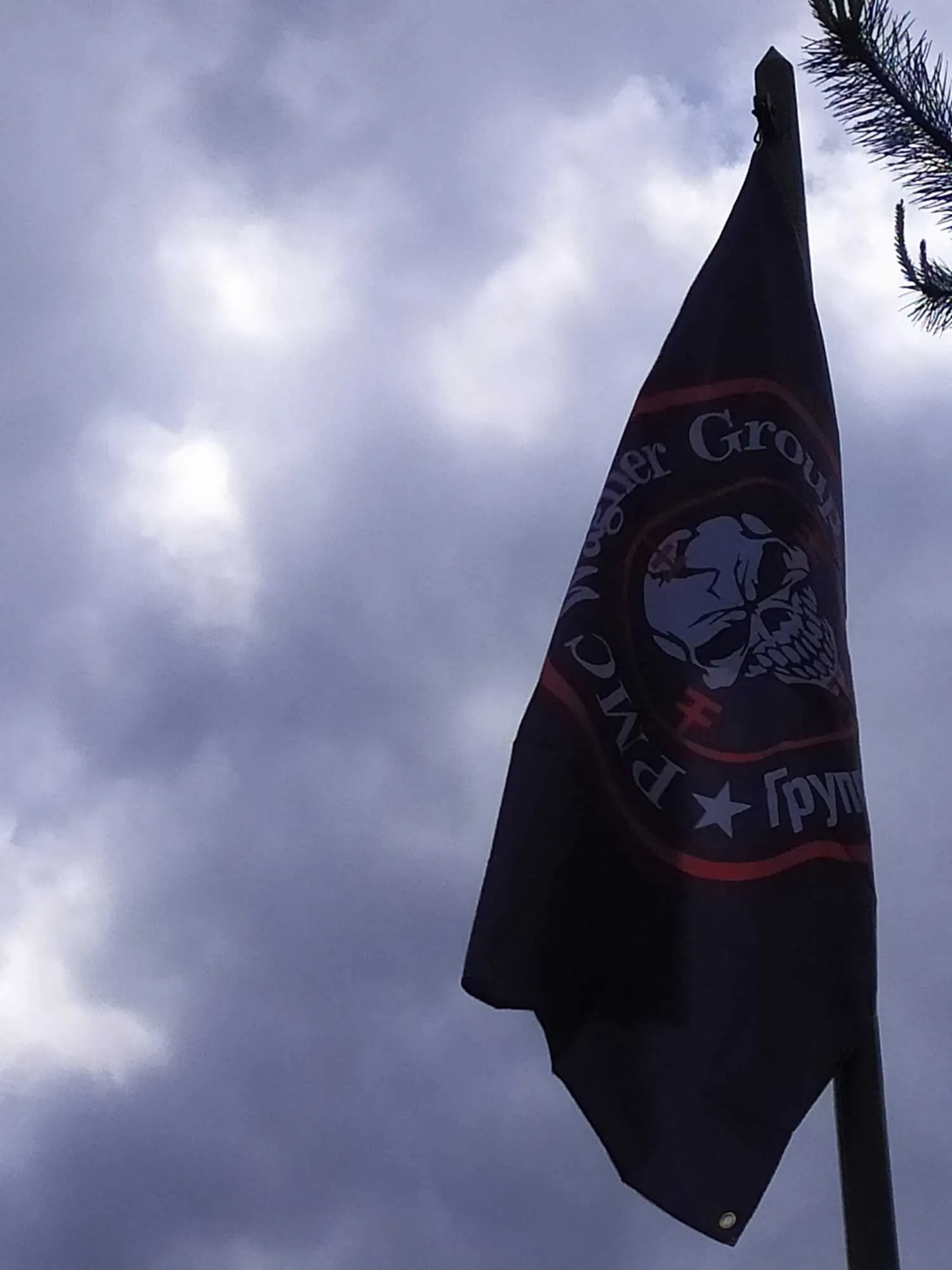 У Чехії жінка підняла прапор ПВК "Вагнер": нею зайнялася поліція dqxikeidqxidqeant