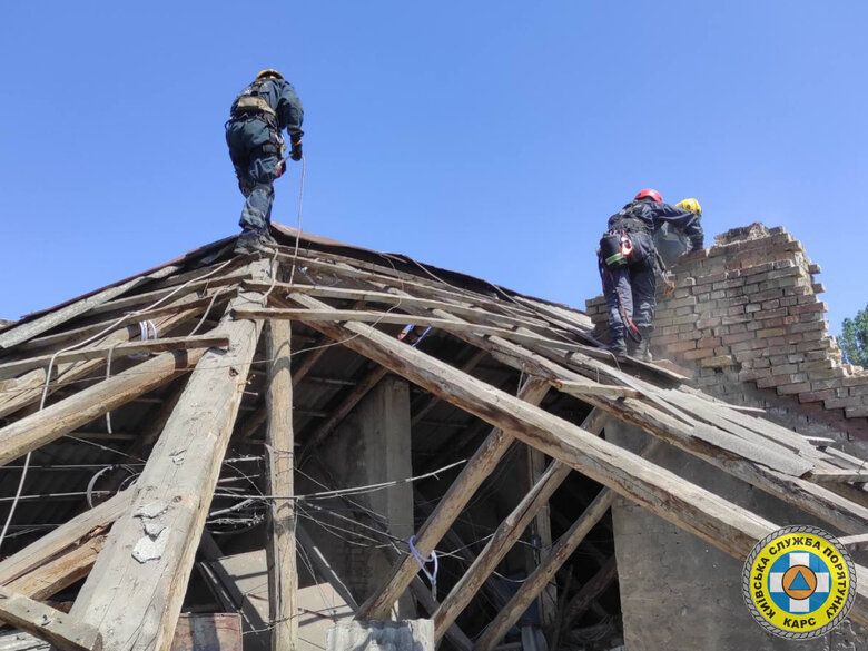 Київські рятувальники розбирають аварійні конструкції на даху пошкодженої багатоповерхівки 01 Київські рятувальники розбирають аварійні конструкції на даху пошкодженої багатоповерхівки 01 dqxikeidqxidqrant
