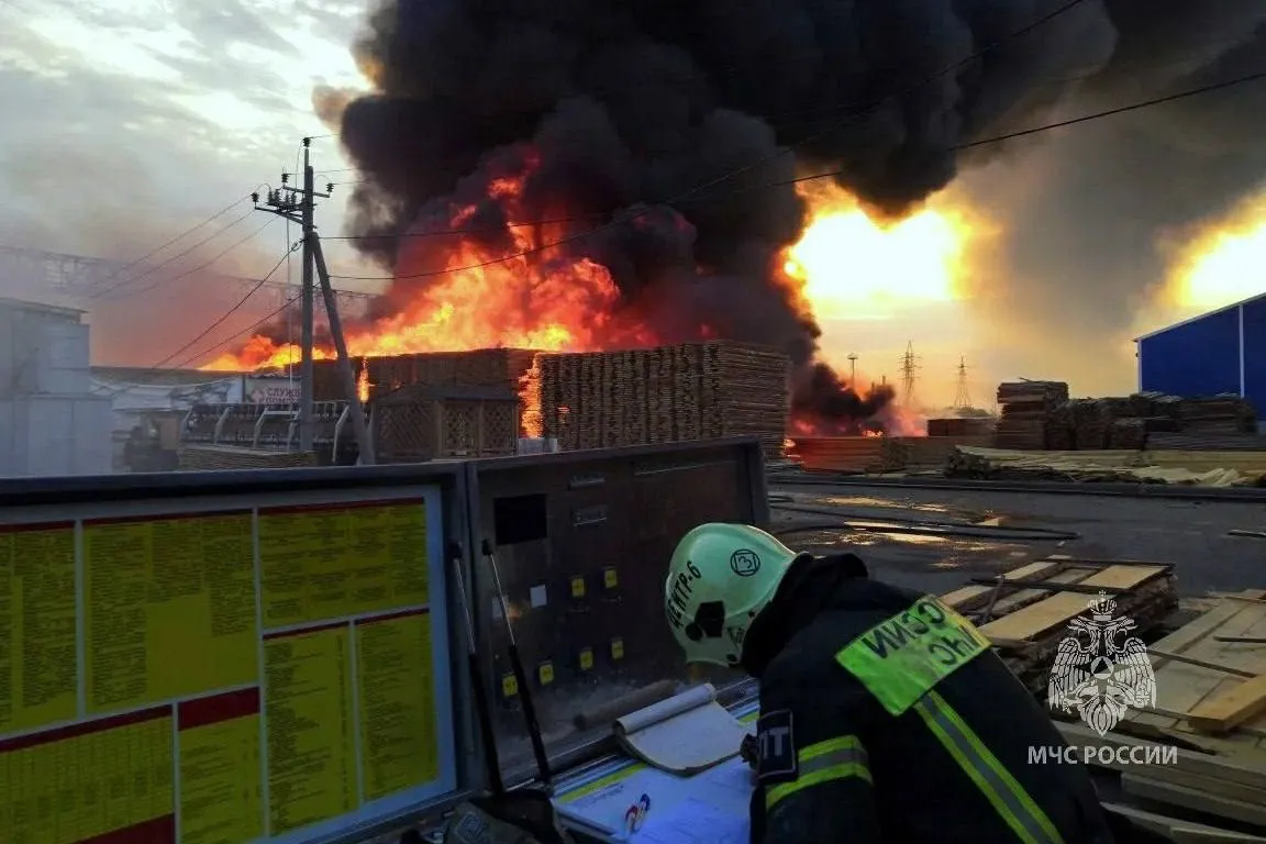 У російському Челябінську спалахнула потужна пожежа: піднялася стіна вогню і диму. Фото і відео dqxikeidqxidqrant