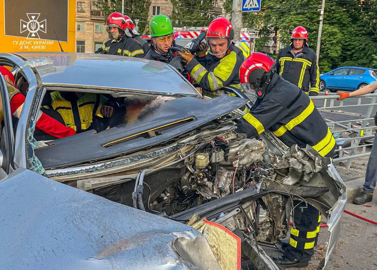 У Києві внаслідок ДТП у легковика вирвало двигун: є потерпілий. Фото