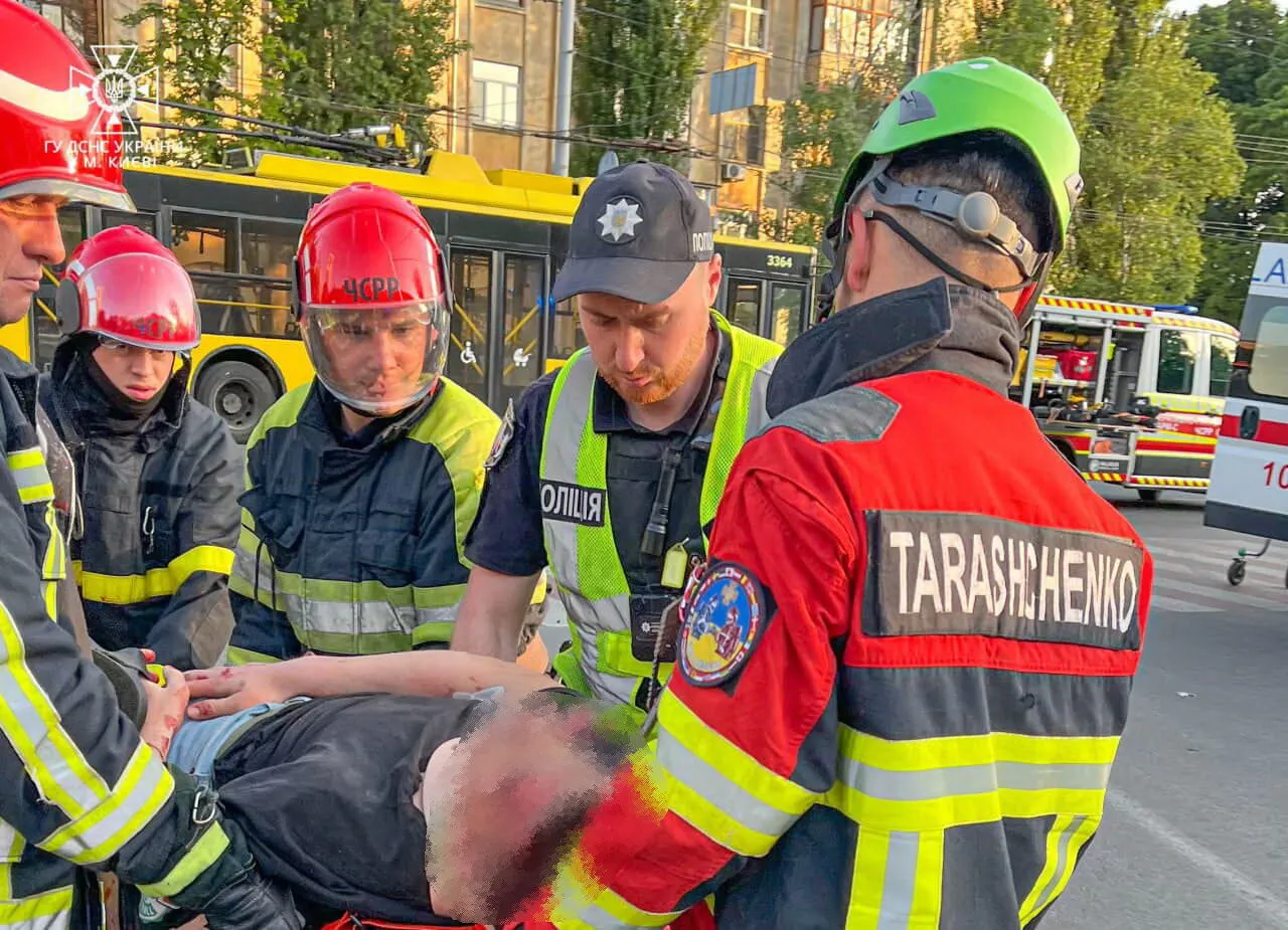 У Києві внаслідок ДТП у легковика вирвало двигун: є потерпілий. Фото