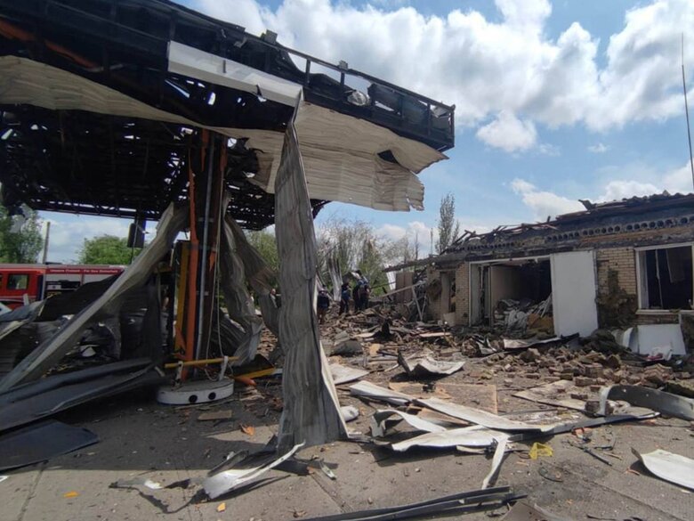 Оккупанты сбросили авиабомбы на АЗС в Торецке, погиб мужчина 02 Окупанти скинули авіабомби на АЗС у Торецьку, загинув чоловік 02