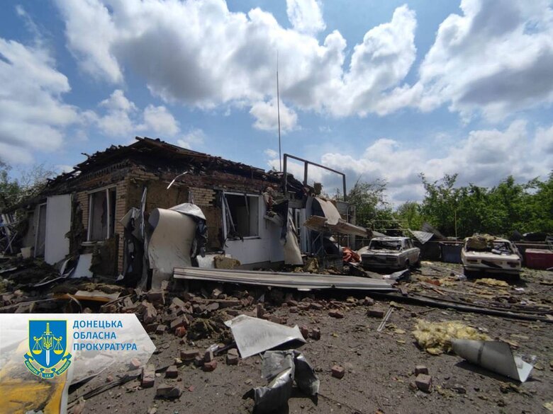 Оккупанты сбросили авиабомбы на АЗС в Торецке, погиб мужчина 04 Окупанти скинули авіабомби на АЗС у Торецьку, загинув чоловік 04