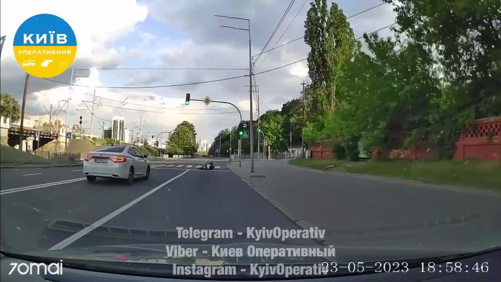 В Киеве мотоциклист чуть не погиб из-за собаки-нарушителя ПДД. Видео