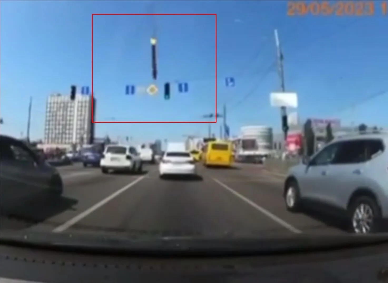 В сети появилось шокирующее видео падение обломков ракеты у маршрутки в Киеве. Видео dqxikeidqxidqeant