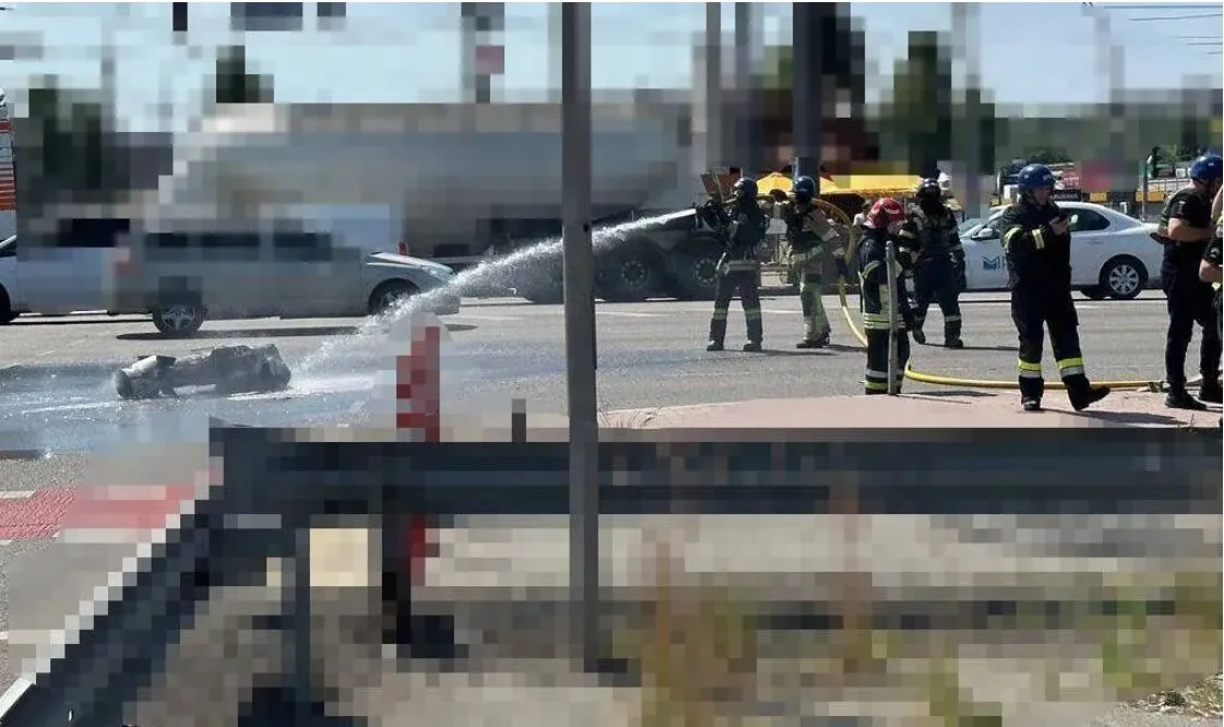 В сети появилось шокирующее видео падение обломков ракеты у маршрутки в Киеве. Видео