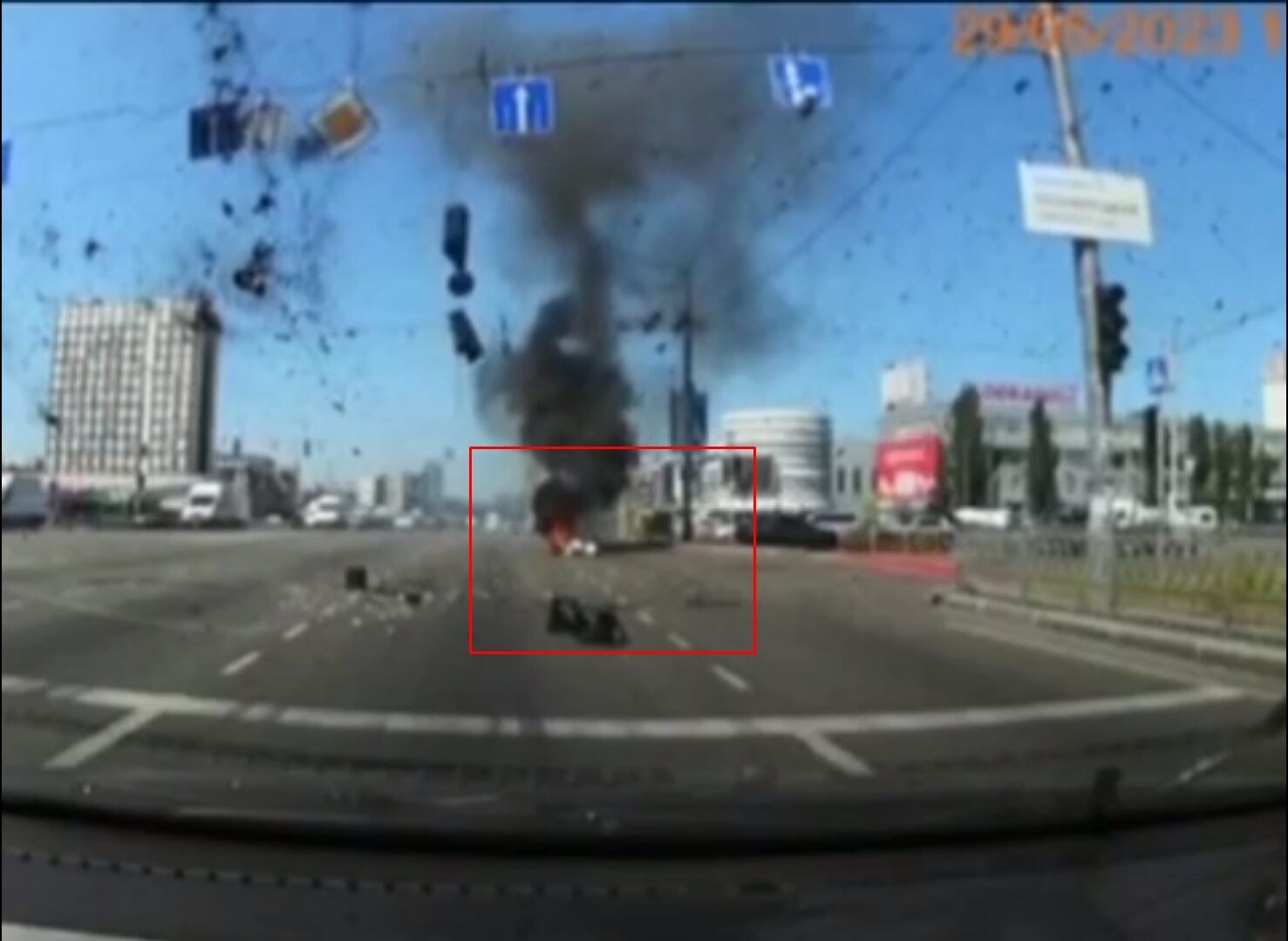 У мережі з’явилось шокуюче відео падіння уламків ракети біля маршрутки в Києві. Відео