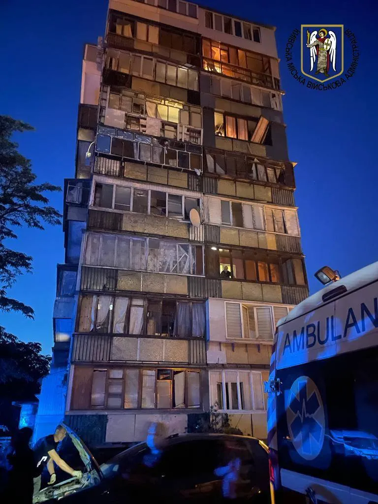 Силы ПВО уничтожили 10 ракет "Искандер", которые РФ запустила в Киев, но есть жертвы и разрушения. Фото