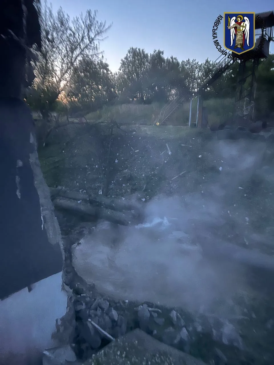 Силы ПВО уничтожили 10 ракет "Искандер", которые РФ запустила в Киев, но есть жертвы и разрушения. Фото