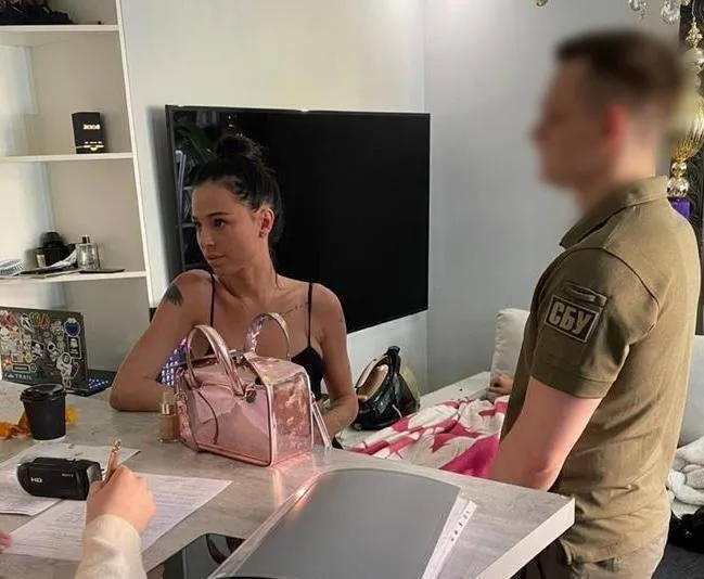 Співачці Вороновій, яка dqxikeidqxidqrant