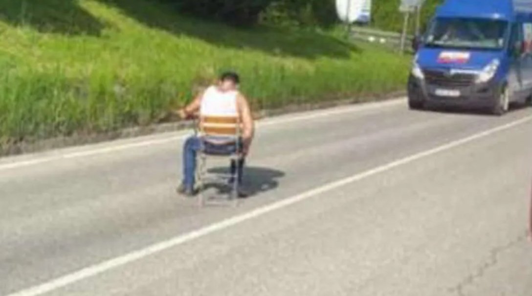 Чоловік з пивом на дорозі dqxikeidqxidqrant