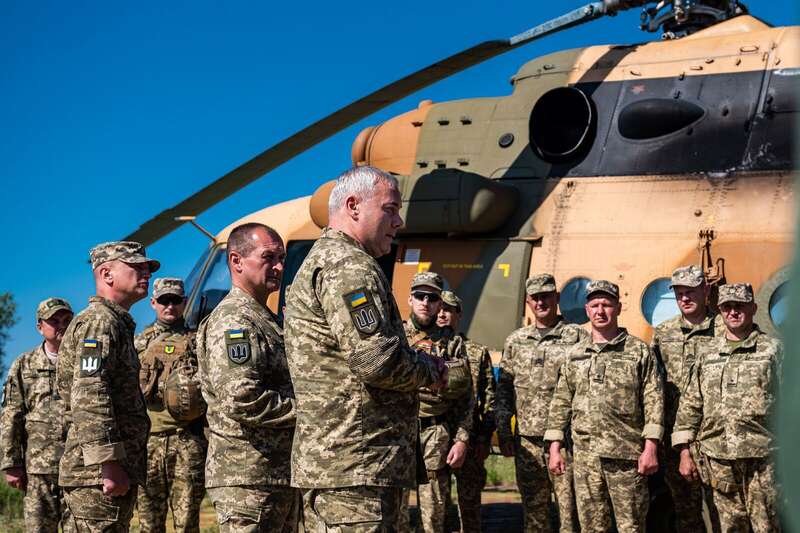 На півночі провели потужні навчання екіпажів вертольотів Мі-24 і Мі-8: Наєв оцінив майстерність. Фото