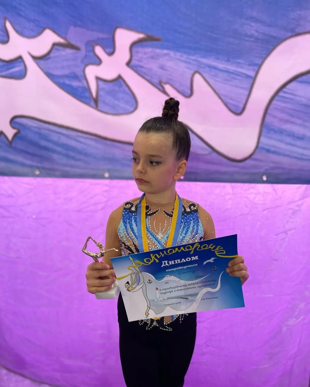 7-річна українська гімнастка, якій відірвало ногу російською ракетою, виграла перший турнір. Відео dqxikeidqxidqeant