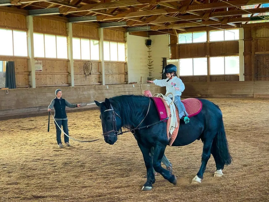 7-річна українська гімнастка, якій відірвало ногу російською ракетою, виграла перший турнір. Відео