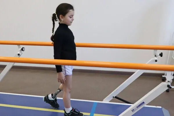 7-летняя украинская гимнастка, оторвавшая ногу российской ракетой, выиграла первый турнир. Видео