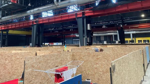 ФОТО,ВВС. Притулок на Модлінській тепер весь у таких дерев’яних боксах - тепер за ними не видно розкладачок, на яких живуть люди