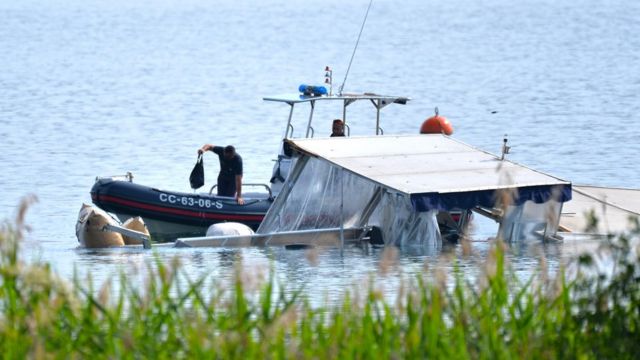 A tourist boat that capsized on Lake Maggiore dqxikeidqxiqdzant