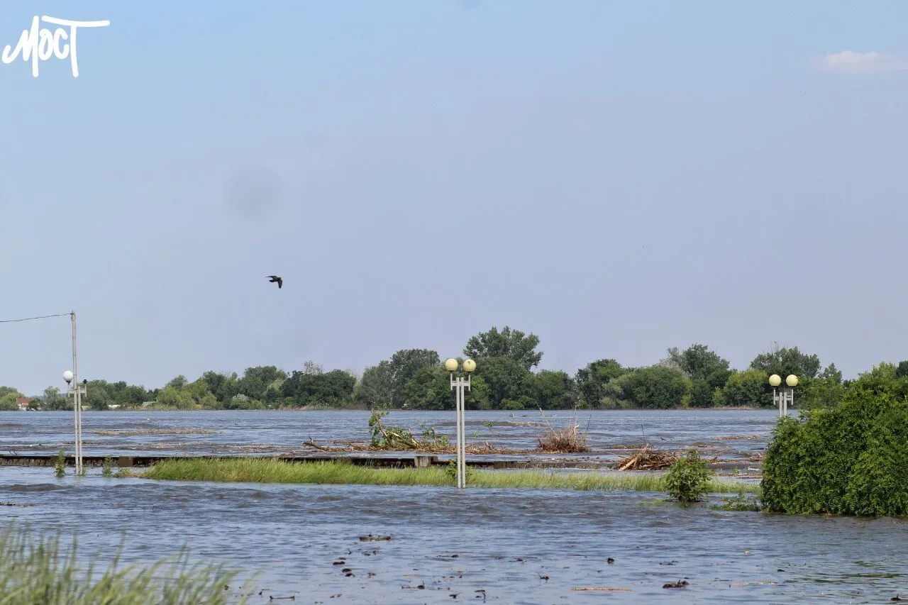Видно лише дахи будинків: як виглядає район Антонівського мосту в Херсоні. Фото і відео dqxikeidqxidqrant