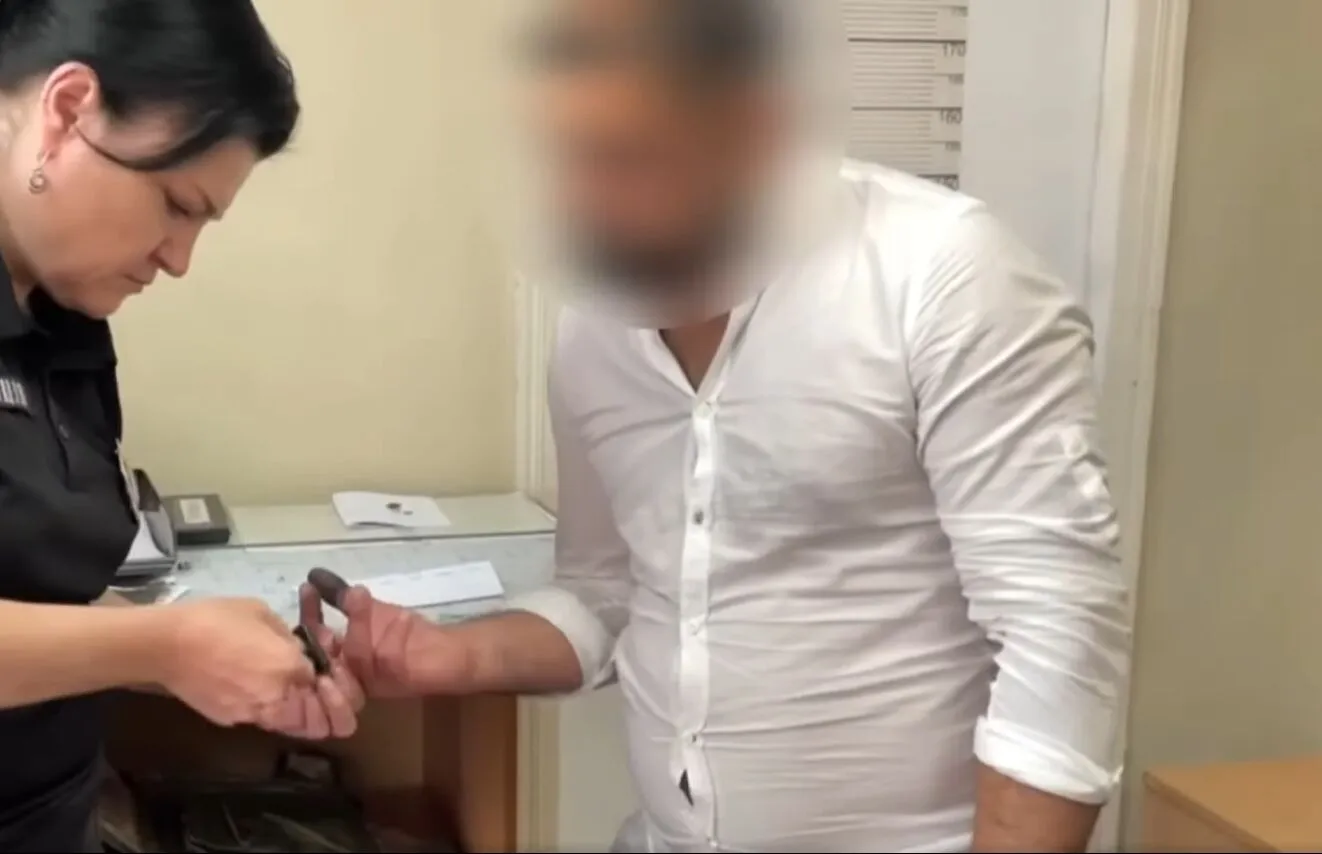 У Борисполі рецидивіст побив 84-річного чоловіка та пограбував його. Відео dqxikeidqxidqrant