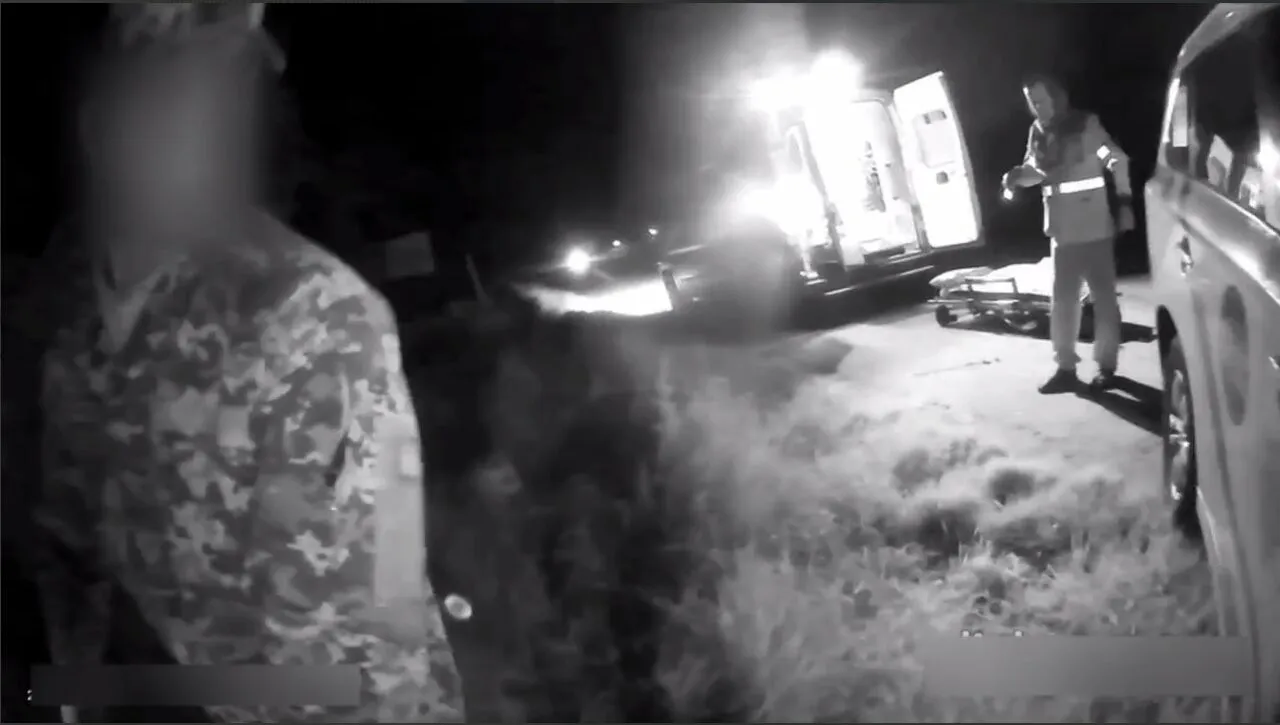 На Київщині мотоциклісту внаслідок ДТП відірвало ногу: чоловіка врятували поліцейські. Відео dqxikeidqxidqrant