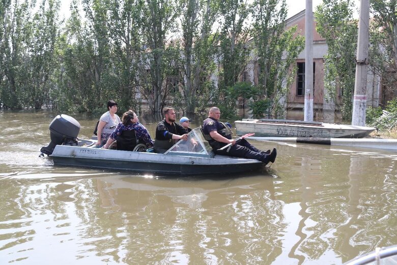 Из населенных пунктов Херсонщины, оказавшихся в зоне подтопления, эвакуировали 2374 человека 04