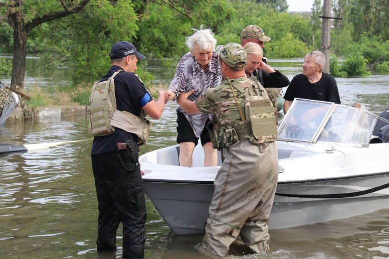 З населених пунктів Херсонщини, що опинилися в зоні підтоплення, евакуювали 2374 людей 02 dqxikeidqxidqrant