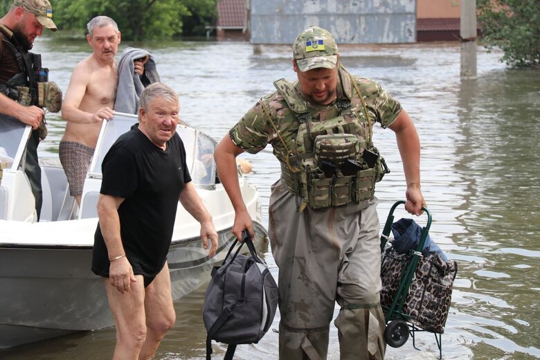 З населених пунктів Херсонщини, що опинилися в зоні підтоплення, евакуювали 2374 людей 06