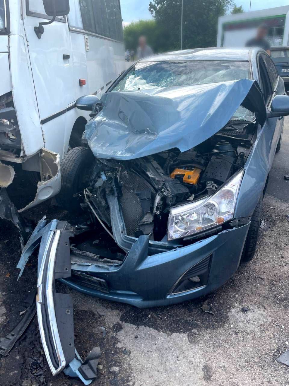 На Киевщине произошло лобовое столкновение легковушки и маршрутки: есть пострадавшие. Фото dqxikeidqxidqrant