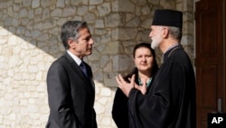 Государственный секретарь США Энтони Блинкен разговаривает с Архиепископом Украинской Католической Архиепархии Филадельфии Борисом Гудзяком и послом Украины в США Оксаной Маркаровой (в центре) и во время визита в Украинскую католическую национальную святыню Пресвятой Семьи, чтобы выразить поддержку украинскому 2 марта 2022 года. Вашингтон. Элизабет Франц, AP