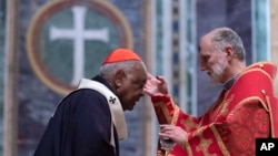 Кардинал Уилтон Грегори, Архиепископ Вашингтона, принимает прах от Архиепископа Филадельфии УГКЦ Бориса Гудзяка во время мессы Пепельной среды, знаменующей начало Великого поста в Соборе Святого Апостола Матфея в Вашингтоне, в среду, 2 марта, 20
