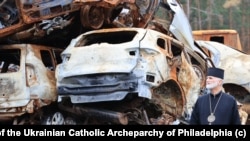 Митрополит Борис Гудзяк посетил города вокруг Киева сразу после их освобождения весной 2022 года.