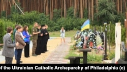 Митрополит Борис Гудзяк во время церемонии памяти украинцев, погибших во время российской оккупации Киевщины. Весна 2022 года.