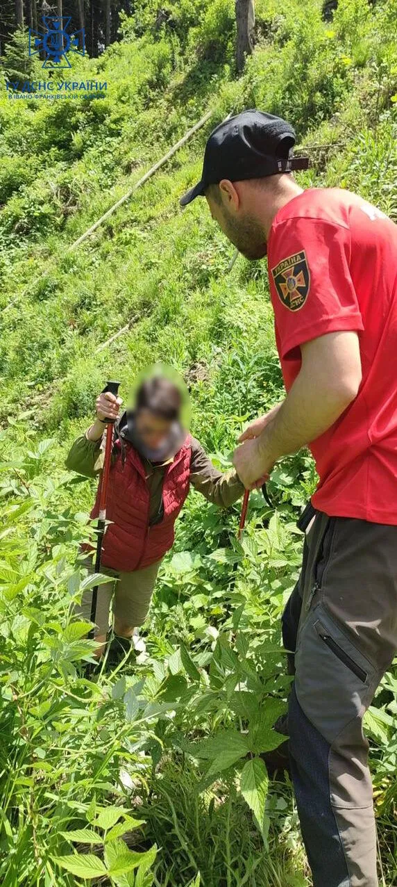У Карпатах гірські рятувальники знайшли киянку, яка заблукала в горах. Фото dqxikeidqxidqrant