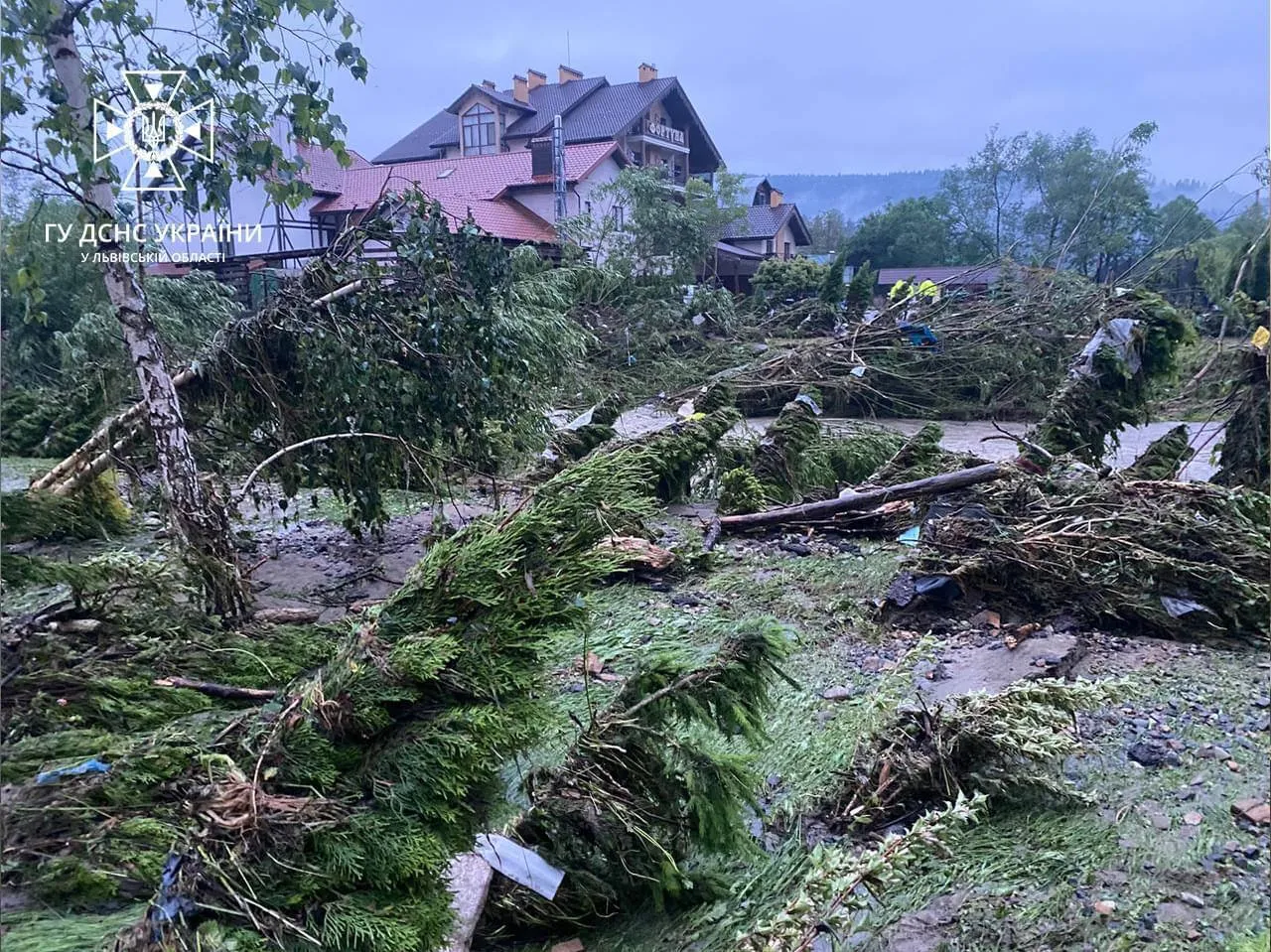 Східниця на Львівщині далі страждає від потопу: кілька вулиць опинилися в ізоляції. Фото і відео dqxikeidqxidqrant