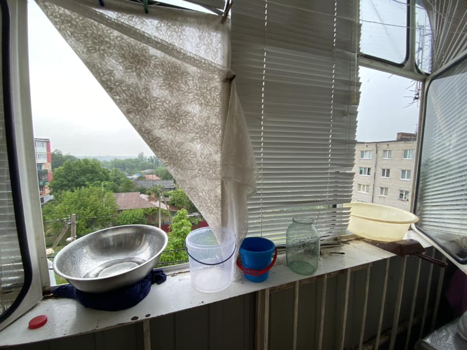 Новости Днепра о Жителях Марганца собирают дождевую воду под домами и на балконах (ФОТО)