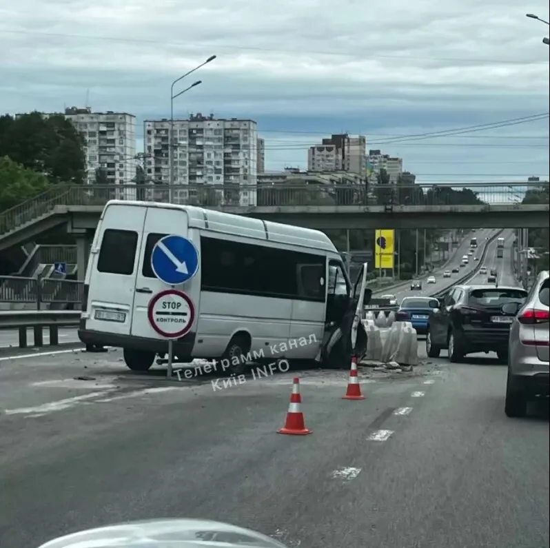 У Києві маршрутка на швидкості протаранила блокпост. Відео dqxikeidqxidqrant