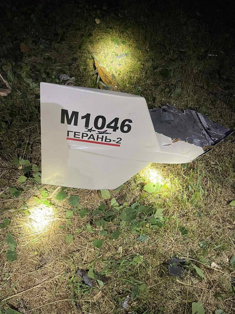 Атака дронами на Харків: Пошкоджено фасад будівлі, здійнялася пожежа на складі 01 Атака дронами на Харків: Пошкоджено фасад будівлі, здійнялася пожежа на складі 01 dqxikeidqxidqrant