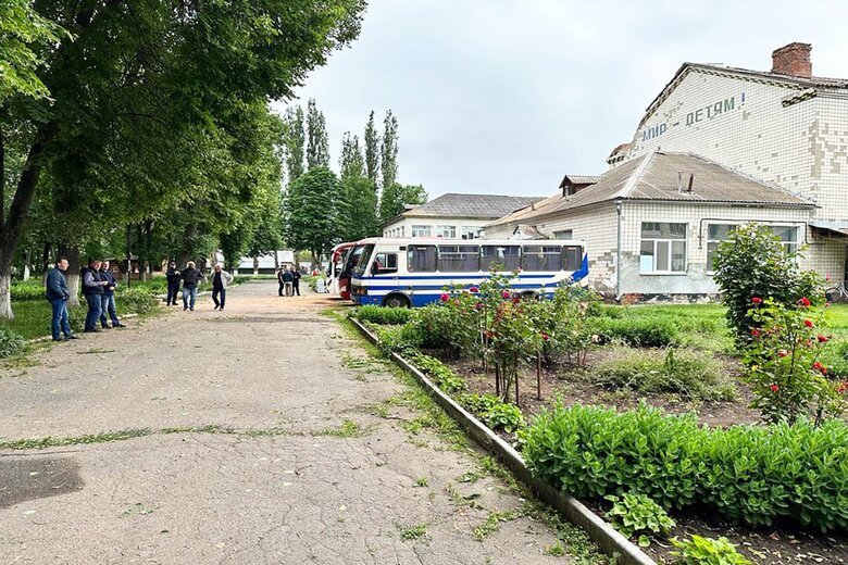 Последствия обстрела интерната в Сумской области: Подопечных эвакуировали в безопасные места 03 Наслідки обстрілу інтернату на Сумщині: Підопічних евакуювали в безпечні місця 03